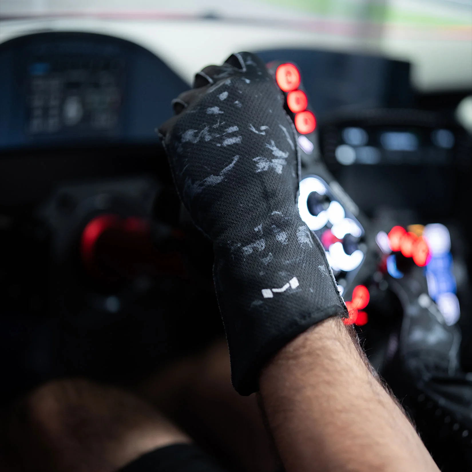 Aura Pro Forged Carbon Gloves - Image 7